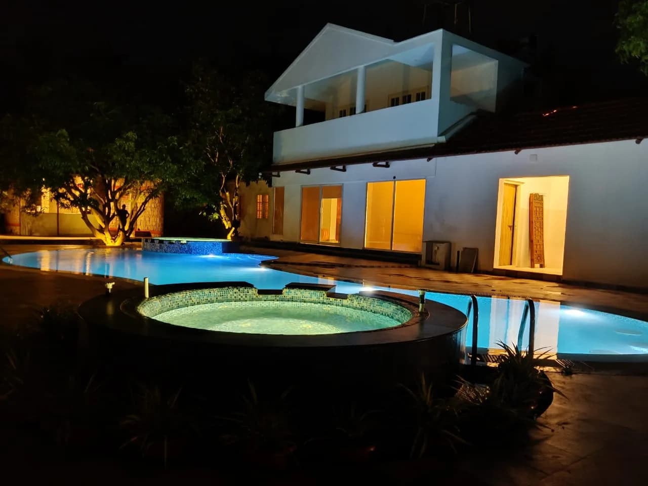 Prana — 4-Acre Paradise with Amoeba Pool & Jacuzzi